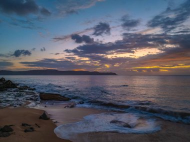 Central Coast, NSW, Avustralya 'daki North Pearl Beach' te gün doğumu, deniz ve bulutlar..