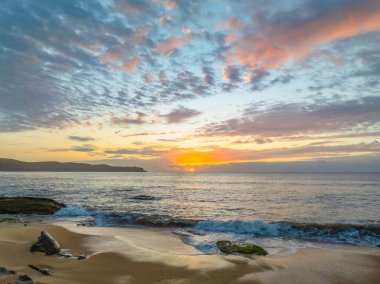 Central Coast, NSW, Avustralya 'daki North Pearl Beach' te gün doğumu, deniz ve bulutlar..