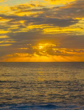 Central Coast, NSW, Avustralya 'daki North Pearl Beach' te gün doğumu, deniz ve bulutlar..