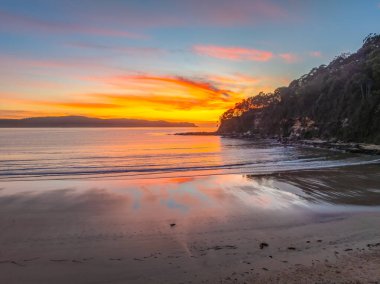 Umina Sahili 'ndeki Umina Sahili' nde, NSW, Avustralya 'da yumuşak yüksek bulutlu hava yaz gündoğumu..