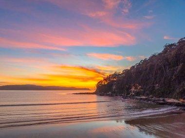 Umina Sahili 'ndeki Umina Sahili' nde, NSW, Avustralya 'da yumuşak yüksek bulutlu hava yaz gündoğumu..