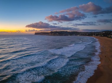 Kuzey Avoca 'da, Orta Sahilde, NSW, Avustralya' da, bulutlu gün doğumu denizi..