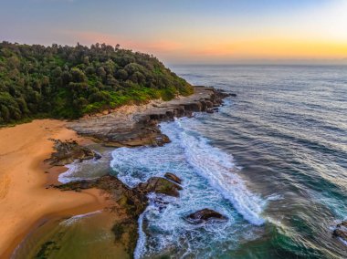 Central Coast, NSW, Avustralya 'daki Wamberal Lagoon Doğa Koruma Alanı' ndaki Spoon Körfezi 'nin üzerinde sisli hava gündoğumu..