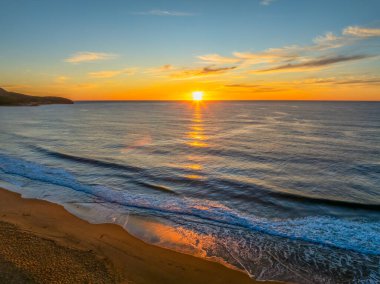 Central Coast, NSW, Avustralya 'daki Killcare Sahili' nde deniz ve okyanus üzerinde güzel bir gün doğumu..