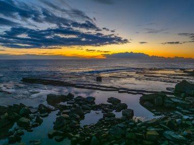 Terrigal, NSW, Avustralya 'daki The Skillion' dan bulutlarla birlikte hava gündoğumu deniz manzarası.