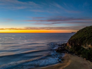 Central Coast, NSW, Avustralya 'daki Killcare Sahili' nde deniz ve okyanus üzerinde güzel bir gün doğumu..