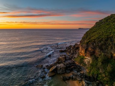 Central Coast, NSW, Avustralya 'daki Killcare Sahili' nde deniz ve okyanus üzerinde güzel bir gün doğumu..