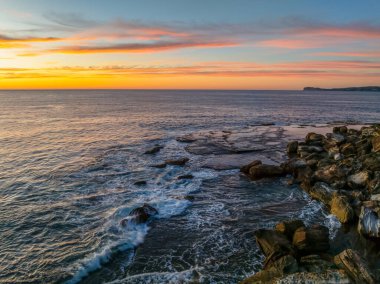 Central Coast, NSW, Avustralya 'daki Killcare Sahili' nde deniz ve okyanus üzerinde güzel bir gün doğumu..