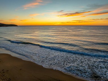 Central Coast, NSW, Avustralya 'daki Killcare Sahili' nde deniz ve okyanus üzerinde güzel bir gün doğumu..