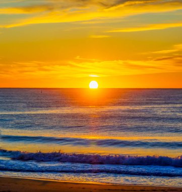 Central Coast, NSW, Avustralya 'daki Killcare Sahili' nde deniz ve okyanus üzerinde güzel bir gün doğumu..
