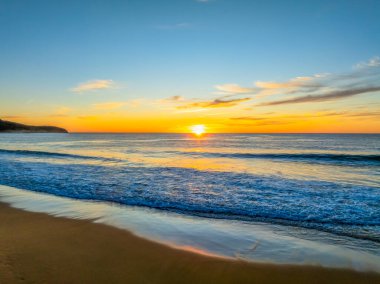 Central Coast, NSW, Avustralya 'daki Killcare Sahili' nde deniz ve okyanus üzerinde güzel bir gün doğumu..