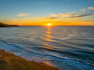 Central Coast, NSW, Avustralya 'daki Killcare Sahili' nde deniz ve okyanus üzerinde güzel bir gün doğumu..