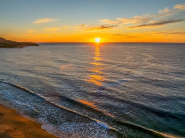 Central Coast, NSW, Avustralya 'daki Killcare Sahili' nde deniz ve okyanus üzerinde güzel bir gün doğumu..
