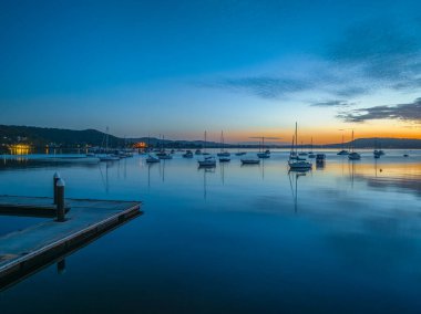 Central Coast, NSW, Avustralya 'daki Koolewong' da Brisbane Suyu üzerinde Hava Gündoğumu.