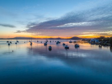 Central Coast, NSW, Avustralya 'daki Koolewong' da Brisbane Suyu üzerinde Hava Gündoğumu.