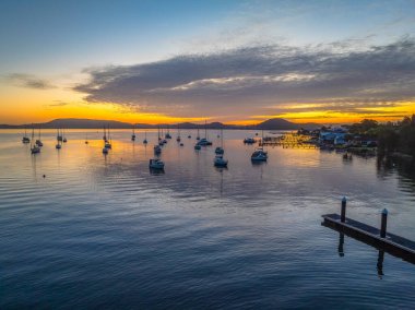 Central Coast, NSW, Avustralya 'daki Koolewong' da Brisbane Suyu üzerinde Hava Gündoğumu.