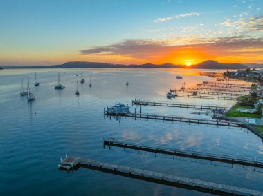 Central Coast, NSW, Avustralya 'daki Koolewong' da Brisbane Suyu üzerinde Hava Gündoğumu.