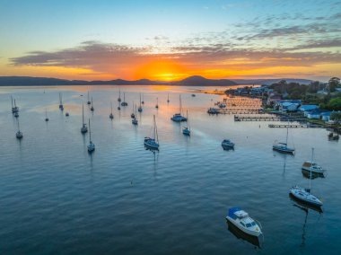 Central Coast, NSW, Avustralya 'daki Koolewong' da Brisbane Suyu üzerinde Hava Gündoğumu.