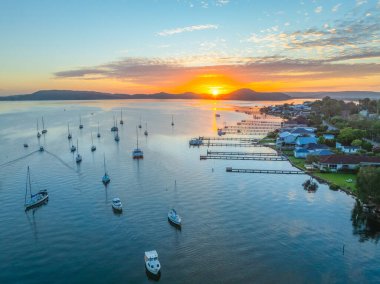 Central Coast, NSW, Avustralya 'daki Koolewong' da Brisbane Suyu üzerinde Hava Gündoğumu.