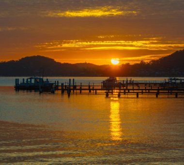 Central Coast, NSW, Avustralya 'daki Koolewong' da Brisbane Suyu üzerinde Hava Gündoğumu.