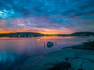 Kederli Yaz Gündoğumu, Woy Woy 'daki bulutlar ve yansımalarla, Avustralya, NSW, Avustralya.