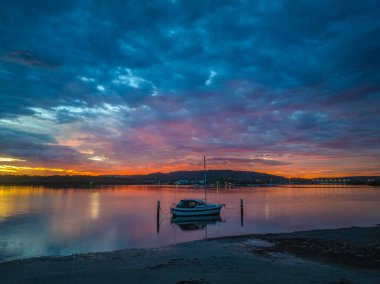Kederli Yaz Gündoğumu, Woy Woy 'daki bulutlar ve yansımalarla, Avustralya, NSW, Avustralya.