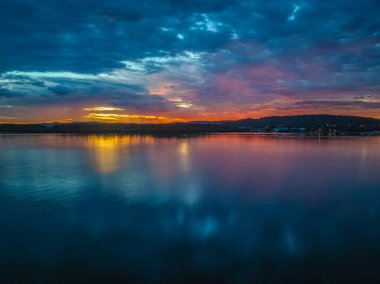Kederli Yaz Gündoğumu, Woy Woy 'daki bulutlar ve yansımalarla, Avustralya, NSW, Avustralya.