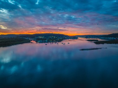Kederli Yaz Gündoğumu, Woy Woy 'daki bulutlar ve yansımalarla, Avustralya, NSW, Avustralya.