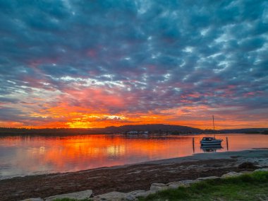 Kederli Yaz Gündoğumu, Woy Woy 'daki bulutlar ve yansımalarla, Avustralya, NSW, Avustralya.