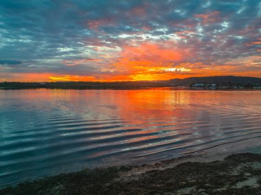 Kederli Yaz Gündoğumu, Woy Woy 'daki bulutlar ve yansımalarla, Avustralya, NSW, Avustralya.