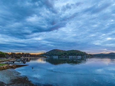 Kederli Yaz Gündoğumu, Woy Woy 'daki bulutlar ve yansımalarla, Avustralya, NSW, Avustralya.