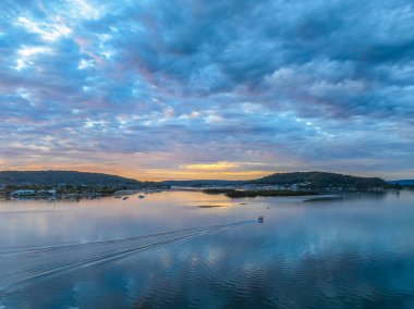 Kederli Yaz Gündoğumu, Woy Woy 'daki bulutlar ve yansımalarla, Avustralya, NSW, Avustralya.