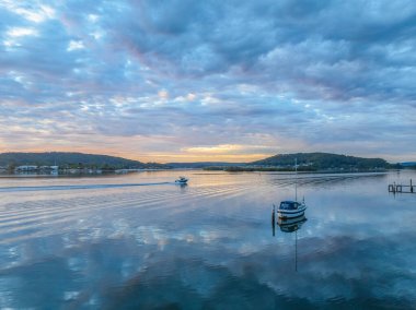 Kederli Yaz Gündoğumu, Woy Woy 'daki bulutlar ve yansımalarla, Avustralya, NSW, Avustralya.