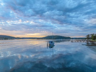 Kederli Yaz Gündoğumu, Woy Woy 'daki bulutlar ve yansımalarla, Avustralya, NSW, Avustralya.