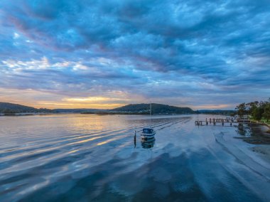 Kederli Yaz Gündoğumu, Woy Woy 'daki bulutlar ve yansımalarla, Avustralya, NSW, Avustralya.