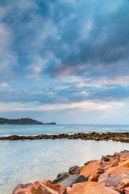 Gündoğumu deniz manzarası bulutlu ve Avoca Sahili 'nde bulutlu Central Coast, NSW, Avustralya.