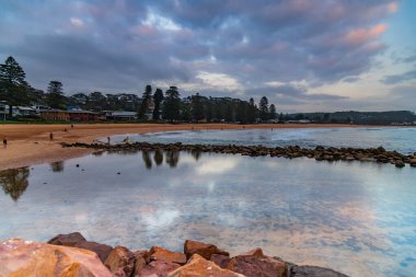 Gündoğumu deniz manzarası bulutlu ve Avoca Sahili 'nde bulutlu Central Coast, NSW, Avustralya.