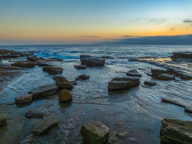 Terrigal, NSW, Avustralya 'daki The Skillion' da yoğun sis bulutu ile hava gündoğumu deniz manzarası.