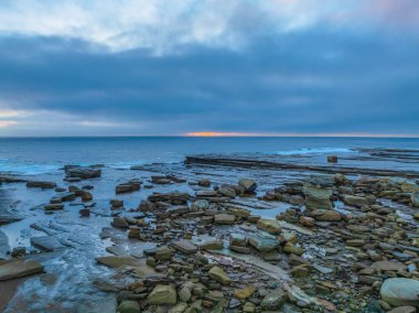 Terrigal, NSW, Avustralya 'daki The Skillion' da yoğun sis bulutu ile hava gündoğumu deniz manzarası.