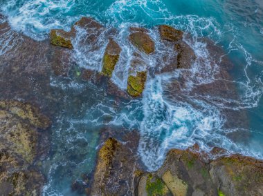 Hava gündoğumu deniz manzarası Terrigal, NSW, Avustralya 'daki The Skillion' daki kayalara bakıyor..