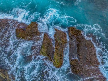 Hava gündoğumu deniz manzarası Terrigal, NSW, Avustralya 'daki The Skillion' daki kayalara bakıyor..