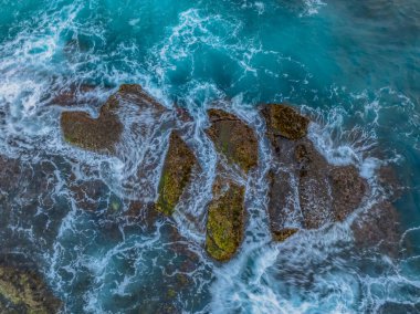 Hava gündoğumu deniz manzarası Terrigal, NSW, Avustralya 'daki The Skillion' daki kayalara bakıyor..