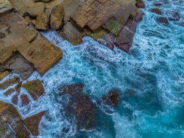 Hava gündoğumu deniz manzarası Terrigal, NSW, Avustralya 'daki The Skillion' daki kayalara bakıyor..