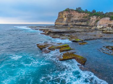Terrigal, NSW, Avustralya 'daki The Skillion' da yoğun sis bulutu ile hava gündoğumu deniz manzarası.