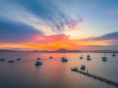 Duman bulutu ve Brisbane Suyu 'nun üzerindeki dumanlı gündoğumu Merkez Sahili, NSW, Avustralya' daki Couche Park 'tan.