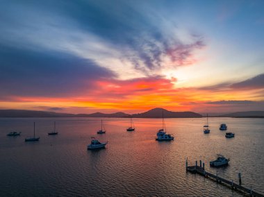 Duman bulutu ve Brisbane Suyu 'nun üzerindeki dumanlı gündoğumu Merkez Sahili, NSW, Avustralya' daki Couche Park 'tan.