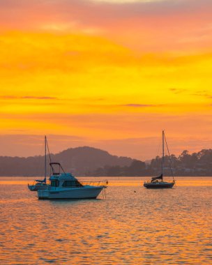 Duman bulutu ve Brisbane Suyu 'nun üzerindeki dumanlı gündoğumu Merkez Sahili, NSW, Avustralya' daki Couche Park 'tan.