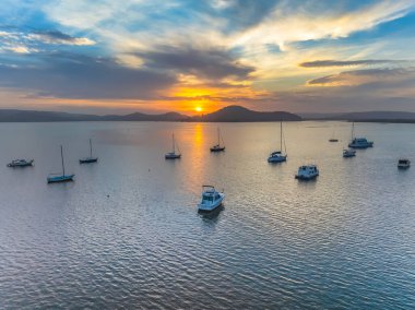 Duman bulutu ve Brisbane Suyu 'nun üzerindeki dumanlı gündoğumu Merkez Sahili, NSW, Avustralya' daki Couche Park 'tan.