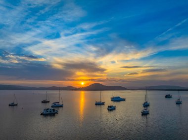 Duman bulutu ve Brisbane Suyu 'nun üzerindeki dumanlı gündoğumu Merkez Sahili, NSW, Avustralya' daki Couche Park 'tan.