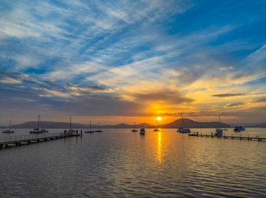 Duman bulutu ve Brisbane Suyu 'nun üzerindeki dumanlı gündoğumu Merkez Sahili, NSW, Avustralya' daki Couche Park 'tan.